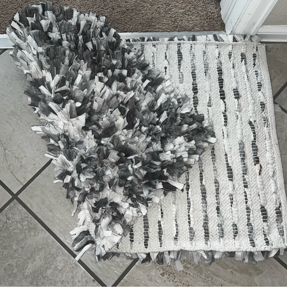 Gray and white Rug - Picture 2 of 9